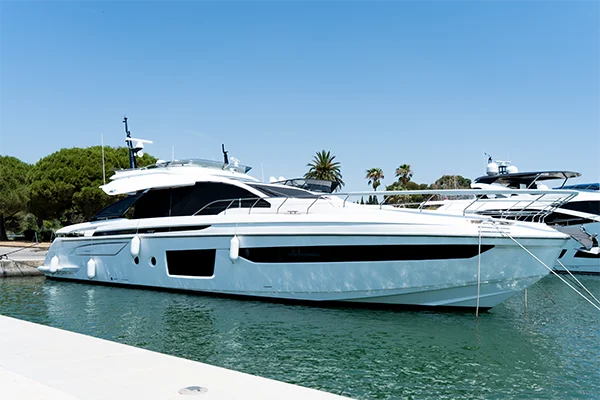 Yachts d’exception Yacht vue dans son ensemble blanc et noir amarré dans un port, dans un contexte de photos et vidéos immobilières.